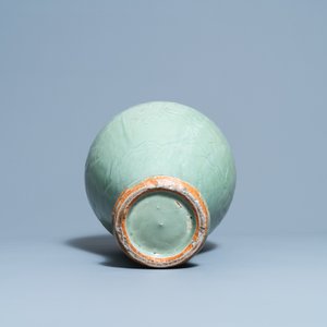 Een Chinese Longquan celadon 'meiping' vaas met reliëfdecor van 'Drie vrienden van de winter', Ming — foto 10