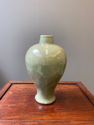 Een Chinese Longquan celadon 'meiping' vaas, Ming — foto 1