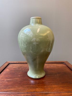 Een Chinese Longquan celadon 'meiping' vaas, Ming — foto 3