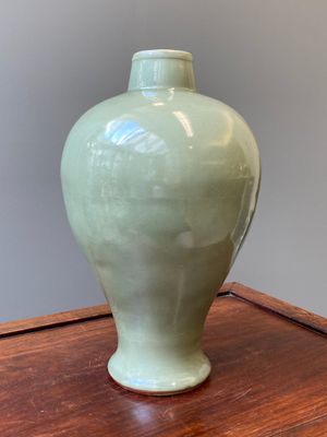 Een Chinese Longquan celadon 'meiping' vaas, Ming — foto 4