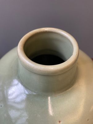 Een Chinese Longquan celadon 'meiping' vaas, Ming — foto 7