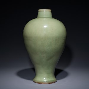 Een Chinese Longquan celadon 'meiping' vaas, Ming — foto 3