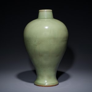 Een Chinese Longquan celadon 'meiping' vaas, Ming — foto 4