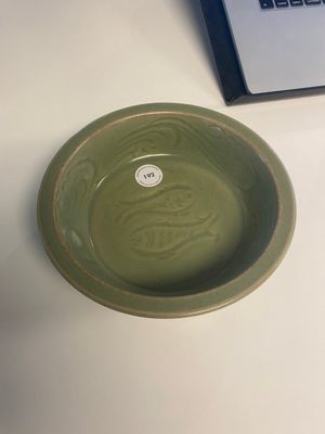 Een Chinese Longquan celadon penselenwasser met anhua vissen, Yuan/Ming — foto 1