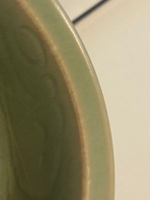 Een Chinese Longquan celadon penselenwasser met anhua vissen, Yuan/Ming — foto 11