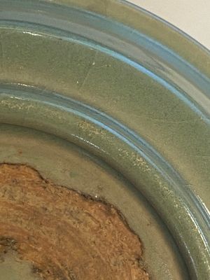 Een Chinese Longquan celadon penselenwasser met anhua vissen, Yuan/Ming — foto 7