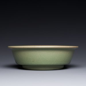 Een Chinese Longquan celadon penselenwasser met anhua vissen, Yuan/Ming — foto 3