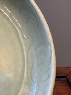 Een Chinese Longquan celadon schotel met floraal anhua decor, Ming — foto 3