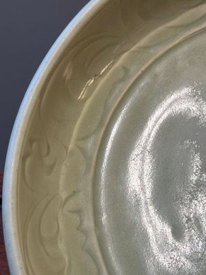 Een Chinese Longquan celadon schotel met floraal anhua decor, Ming — foto 4