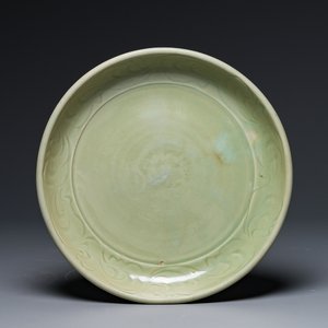 Een Chinese Longquan celadon schotel met floraal anhua decor, Ming — foto 1