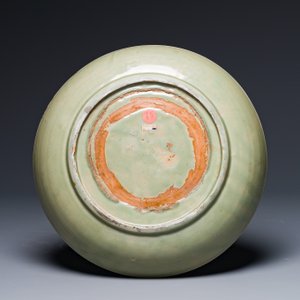 Een Chinese Longquan celadon schotel met floraal anhua decor, Ming — foto 2