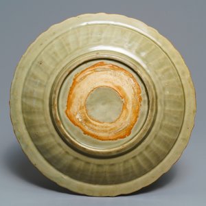 Een Chinese Longquan celadon schotel met floraal onderglazuur decor, vroege Ming — foto 2