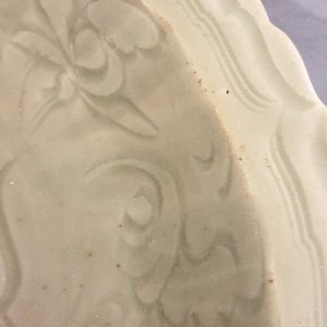 Een Chinese Longquan celadon schotel met floraal onderglazuur decor, vroege Ming — foto 5
