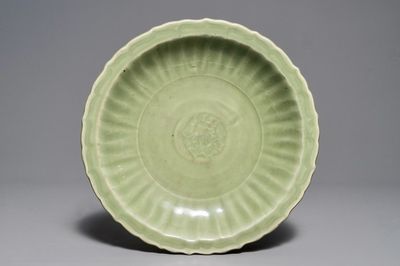 Een Chinese Longquan celadon schotel met onderglazuur decor, Ming