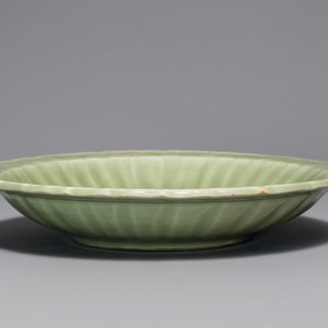 Een Chinese Longquan celadon schotel met onderglazuur decor, Ming — foto 3