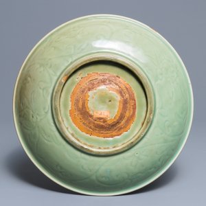 Een Chinese Longquan celadon schotel met onderglazuur decor, Ming — foto 2