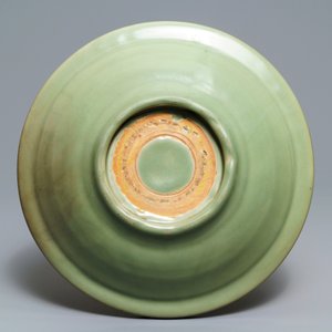 Een Chinese Longquan celadon schotel met onderglazuur decor, Ming — foto 2