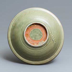 Een Chinese Longquan celadon schotel met onderglazuur decor, Ming — foto 2