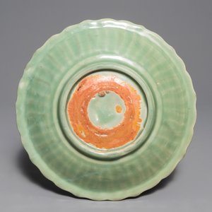 Een Chinese Longquan celadon schotel met onderglazuur decor, Ming — foto 2
