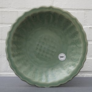 Een Chinese Longquan celadon schotel met onderglazuur decor, Ming — foto 4