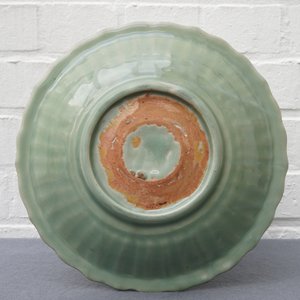 Een Chinese Longquan celadon schotel met onderglazuur decor, Ming — foto 5