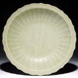 Een Chinese Longquan celadon schotel met onderglazuur decor uit een scheepswrak, Ming — foto 1