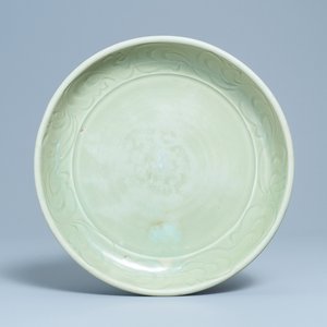 Een Chinese Longquan celadon schotel met onderglazuur decor, Yuan/Ming — foto 1