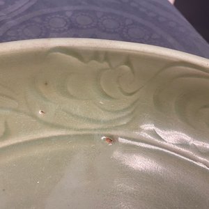 Een Chinese Longquan celadon schotel met onderglazuur decor, Yuan/Ming — foto 6