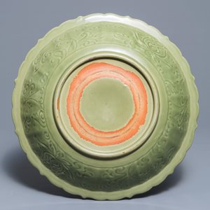 Een Chinese Longquan celadon schotel met onderglazuur floraal decor, Ming — foto 2