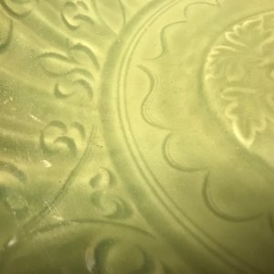 Een Chinese Longquan celadon schotel met onderglazuur floraal decor, Ming — foto 4