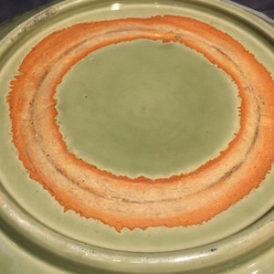 Een Chinese Longquan celadon schotel met onderglazuur floraal decor, Ming — foto 9