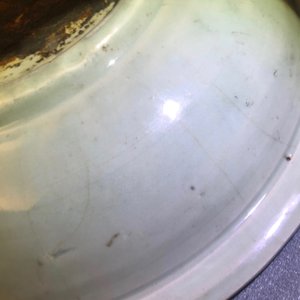 Een Chinese Longquan celadon schotel met onderglazuur pioenrozendecor, Ming — foto 16