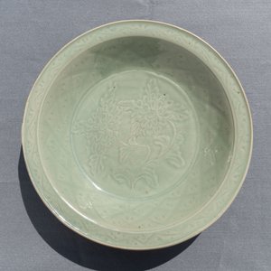 Een Chinese Longquan celadon schotel met onderglazuur pioenrozendecor, Ming — foto 18