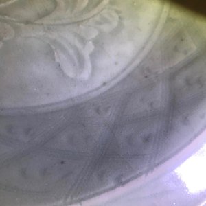 Een Chinese Longquan celadon schotel met onderglazuur pioenrozendecor, Ming — foto 6