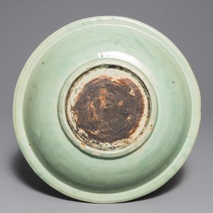 Een Chinese Longquan celadon schotel met onderglazuur pioenrozendecor, Ming — foto 2