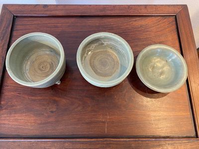 Een Chinese Longquan celadon schotel met twee vissen en twee wierookbranders, Song en/of later — foto 2