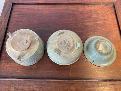 Een Chinese Longquan celadon schotel met twee vissen en twee wierookbranders, Song en/of later — foto 3