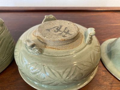 Een Chinese Longquan celadon schotel met twee vissen en twee wierookbranders, Song en/of later — foto 4