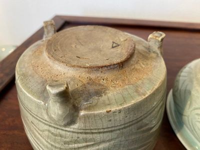 Een Chinese Longquan celadon schotel met twee vissen en twee wierookbranders, Song en/of later — foto 6