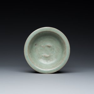 Een Chinese Longquan celadon schotel met twee vissen en twee wierookbranders, Song en/of later — foto 2