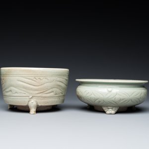 Een Chinese Longquan celadon schotel met twee vissen en twee wierookbranders, Song en/of later — foto 5