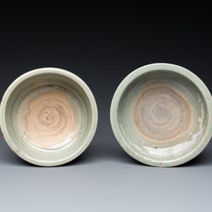 Een Chinese Longquan celadon schotel met twee vissen en twee wierookbranders, Song en/of later — foto 8