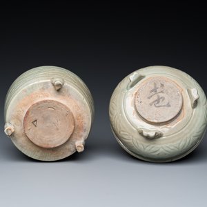 Een Chinese Longquan celadon schotel met twee vissen en twee wierookbranders, Song en/of later — foto 9