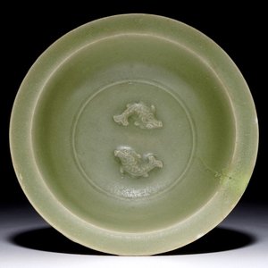 Een Chinese Longquan celadon schotel met "Tweeling vissen", Song — foto 1