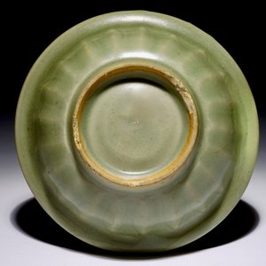 Een Chinese Longquan celadon schotel met "Tweeling vissen", Song — foto 2