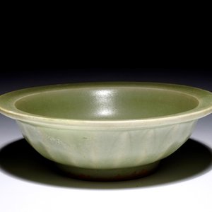 Een Chinese Longquan celadon schotel met "Tweeling vissen", Song — foto 3
