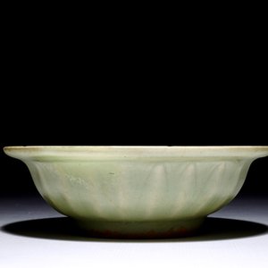 Een Chinese Longquan celadon schotel met "Tweeling vissen", Song — foto 4