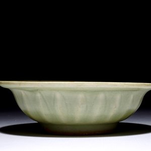 Een Chinese Longquan celadon schotel met "Tweeling vissen", Song — foto 5