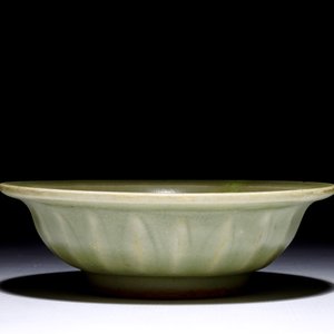 Een Chinese Longquan celadon schotel met "Tweeling vissen", Song — foto 6