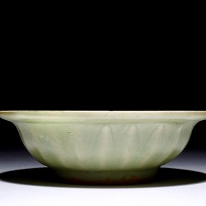 Een Chinese Longquan celadon schotel met "Tweeling vissen", Song — foto 7